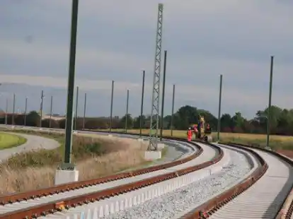 Rund um Sande werden die Gleise nun ins frisch gemachte Schotterbett gelegt.