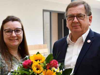 Einrichtungsleiterin Elena Hoefert und B&uuml;rgermeister Dr. Wolfgang Wiese (CDU) freuen sich, dass es in der neuen Kita &bdquo;Weltentdecker&ldquo; nun endlich losgeht.