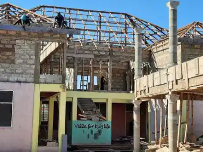 Bald fertig: Zwei Geschosse und der Dachstuhl der &bdquo;Villa4Kids&ldquo; stehen bereits.