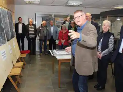 In die Ausstellung &bdquo;Kriegsende 1945 in Harkebr&uuml;gge&ldquo; f&uuml;hrte Heimatforscher Heinz Frerichs (links) die Besucher ein.