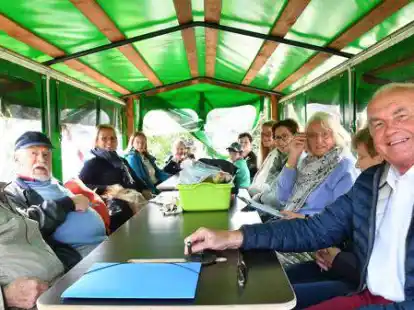 Gut gelaunt: Mitglieder des B&uuml;rger- und Heimatvereins nahmen im &bdquo;Golddorf-Kremser&ldquo; Platz.