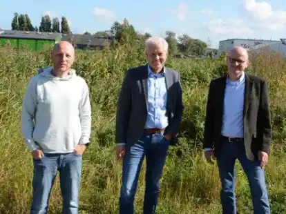 Freuen sich auf ganz neue M&ouml;glichkeiten f&uuml;r Lehre und Sport: Benjamin Breuer (Hochschulsportkoordinator), Manfred Nessen (Vizepr&auml;sident) und Andreas Poppinga (Architekt) von der Hochschule vor dem Gel&auml;nde, auf dem die neue Multifunktionshalle entstehen soll.