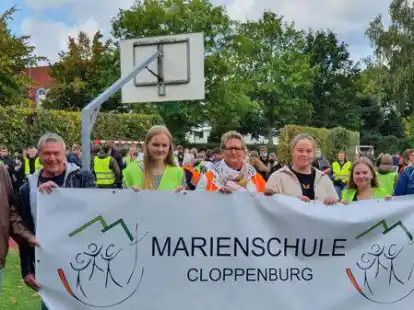 Harald Nienaber (Wei&szlig;er Ring Cloppenburg, von links), Arno Strobel, Luisa Ostendorf (Schulsprecherin), Simone Hegger-Flatken (Schulleiterin), Inken Fahlbusch (Sch&uuml;lerin), Emily Irmer (Sch&uuml;lerin), Frauke Gerdes (Initiatorin)