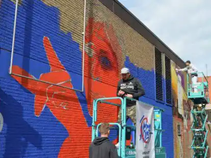 Gegens&auml;tzliches an der Passagenwand von Intersport am Fortmannsweg: Vorne fertigen die Oldenburger Renke Harms und Jan Hack ein Riesen-Konterfei von Ansgar Brinkmann an, w&auml;hrend im Hintergrund Lloyd Salomon aus Bremen Motive sprayt, die f&uuml;r den Betrachter aus dem l&auml;ndlichen Bereich kommen.