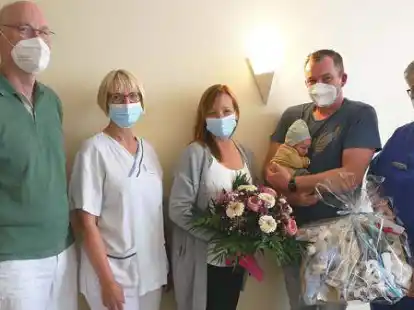 Freuen sich &uuml;ber die 1000. Geburt in diesem Jahr in der Ubbo-Emmius-Klinik Aurich: Dr. Thomas M&ouml;ller (Leitender Arzt der Geburtshilfe), Rena Warfsmann (Leiterin der Mutter-Kind-Station), die Eltern Nicole Kleen und Arno Backer mit ihrem Sohn Finn und Alexandra Pape (Leitende Hebamme).