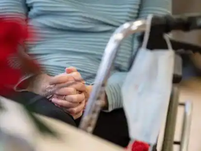 Leben im Pflegeheim (Symbolbild): Viele &auml;ltere Menschen &ndash; vor allem mit geringen Renten &ndash; sorgen sich, ob sie sich einen Heimplatz &uuml;berhaupt leisten k&ouml;nnen. Wie ein solcher finanziert wird, dar&uuml;ber wird nun bei einem Vortrag in Apen informiert.