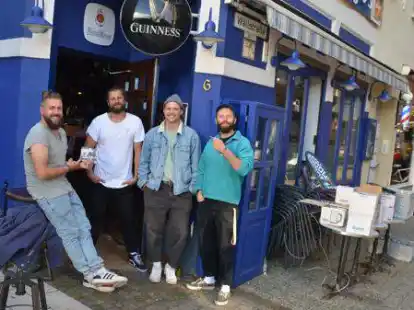 Kurz nach der Schl&uuml;ssel&uuml;bergabe: Jannik Kirchner, Jan Thie, Kolja Zinngrebe und Jan Frerichs haben mit den Umr&auml;umarbeiten in ihrer neuen Kneipe &bdquo;Frau Gunstmann&ldquo; begonnen.
