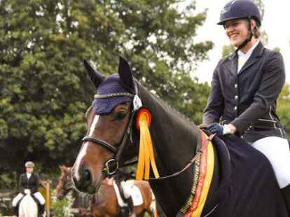 Strahlende Siegerinnen: Carolin Klatte gewinnt mit der selbst gez&uuml;chteten Stute &bdquo;C&auml;cilia K&ldquo; das Deutsche Freizeitpferde-Championat in Hannover.