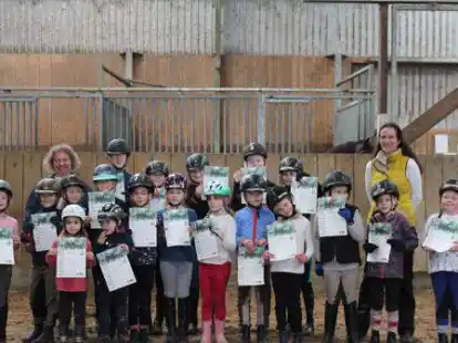 Mit den Urkunden in den H&auml;nden: Silke Diers (links) und Birgit Alberts (rechts) freuen sich, dass beim Braaklander Reitclub in Neerstedt 19 Kinder ihre Reitabzeichenpr&uuml;fung bestanden haben.