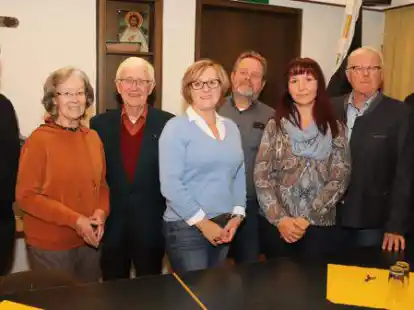 Auch in den kommenden drei Jahren m&ouml;chte der neu gew&auml;hlte Vorstand Akzente in der Kolpingfamilie Bar&szlig;el setzen (von links): Pr&auml;ses Pfarrer Ludger Becker, Hannelore Wagner, Konrad Schulte, Margit Schulte, Gregor Thieben, Judit Schumann,  Hans Geesen und Werner Harms.