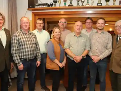F&uuml;r drei Jahre weiter im Vorstand des Hegerings Altenoythe (v.li.): Heinz Block, Matthias Werner, Theo Meyer, Andrea Lammers, Hermann Wreesmann, Stephan G&ouml;ken, Bernd Henken, Christian Hogartz und Hans Blome.
