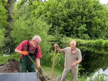 Voller Einsatz mit Maschine und Schaufeln: Der Ortsverein Hundsm&uuml;hlen hat es sich zur Aufgabe gemacht, die Bankanlagen zu sanieren oder zu erneuern.