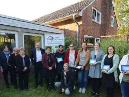 Reich beschenkt: Das Team der Kita &bdquo;Die Arche&ldquo; in Ofen mit der stellvertretenden Leiterin Gabi von Lienen, Leiterin Sabine Hoeft-von Holt und Ekito-Gesch&auml;ftsf&uuml;hrer G&uuml;nter Zingel (3., 4., und 5. von links).