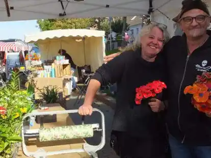 Petra Bottke und Wolfgang Hene aus Loxstedt machten mit ihren Keramikblumen zwar nicht gerade den Umsatz ihres Lebens, aber sie genossen die sch&ouml;ne Atmosph&auml;re im Kutterhafen.