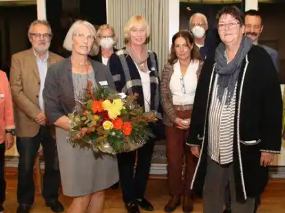 Renate Knauel (vorne, links) verabschiedete sich aus dem &bdquo;Gezeiten&ldquo;-Arbeitskreis. Martina Geberzahn (vorne, rechts) tritt ihre Nachfolge an.
