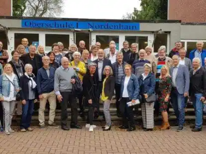 Trafen sich nach 50 Jahren wieder: ehemalige Sch&uuml;ler der Nordenhamer Realschule 1