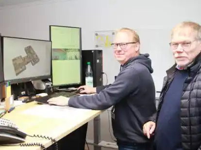 Christian (l.) und Manfred Kurmann &auml;rgern sich &uuml;ber schleppende Internetverbindungen.