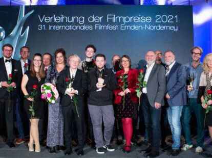 Die einen strahlend, die anderen beseelt: das gro&szlig;e B&uuml;hnenfinale mit den Preistr&auml;gern, Stiftern und Moderatorinnen des 31. Emder Filmfestes.