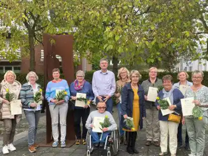 Die neuen Lesepaten mit Ehrenamtsvorsitzender Jutta Klaus (links), Richard Sonntag (Lions-Club OM, sechster von links stehend) und Projektleiterin Irmgard Reemts (rechts)