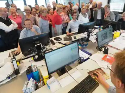 Aktiv und interessiert &ndash; hier besucht der inForum-F&ouml;rderverein die Redaktion der Nordwest-Zeitung.