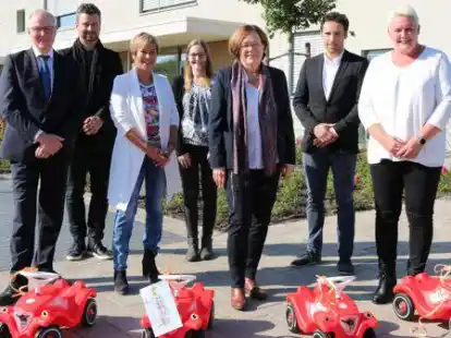 Freuen sich &uuml;ber die offizielle Einweihung: Diakonie-Vorstand Thomas Feld (von links), Oliver Ohlenbusch vom Architekt&uuml;rb&uuml;ro gruppeomp, B&uuml;rgermeisterin Christine Wolff, Einrichtungsleiterin Sylvia Petschukat, Sozialdezernentin Dagmar Sachse, Thorben Schulte und  Anke Adamla vom EGH der Stadt Oldenburg.