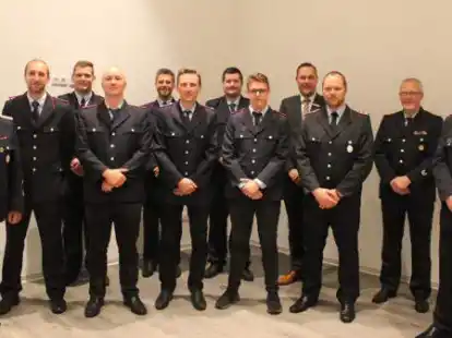 Zum Abschluss ein Gruppenbild: Geehrte, Bef&ouml;rderte, Funktionstr&auml;ger bei der Feuerwehr und G&auml;ste der Mitgliederversammlung in Vreschen-Bokel.