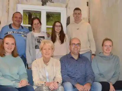 Die Theatergruppe des Heimatvereins Dwergte mit (hintere Reihe von links) Sandra Robben, Christoph Claus, Annika Wendeln, Edith Spille und Leon Osterhus und (vordere Reihe von links) Ann-Christin Hemme, Andrea Osterhus, Tobias Flerlage und Linda K&ouml;sjan f&uuml;hrt im November das plattdeutsche Lustspiel &bdquo;M&auml;nnergrippe! Jappst du noch oder b&uuml;st du al doot&ldquo; auf.