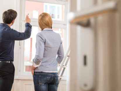 Ein Makler zeigt einer Interessentin eine Wohnung. Eigentumswohnungen sind in Oldenburg im vergangenen Jahr deutlich teurer geworden.