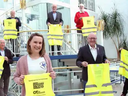 Im Hause der Brandkasse wurde den Verkehrsw&auml;chtlern symbolisch die neuen Warnwesten &uuml;bergeben (v.l.n.r.): Klaus Wilbers (Vorsitzener der Verkehrswacht  Wittmund), Hans-Friedel Walther (Vorsitzender VW Aurich), Melanie Wodtka (kommissarische Leiterin des Kindergartens &bdquo;Swaalvkenuest&ldquo;), Hajo Reershemius (Gebietsbeauftragter der Ostfriesischen Verkehrswachten und Vorsitzender der Verkehrwacht Norden), Wibrandus Reddingius (Vorsitzender der Verkehrswacht Leer), Heinz-W. Weber (Vorsitzender Verkehrswacht Emden) und Signe Foetzki (Pressesprecherin der Brandkasse).