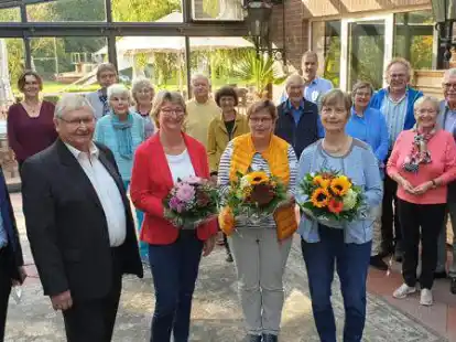 Trafen sich zum Jubil&auml;um: die G&auml;stef&uuml;hrerinnen und G&auml;stef&uuml;hrer sowie Besch&auml;ftigten des Verkehrsvereins Wildeshausen. Drei der Anwesenden sind seit der ersten Stunde und damit seit 25 Jahren dabei. (vorne von links) B&uuml;rgermeister Jens Kuraschinski und der Vorsitzende des Verkehrsvereins, Gerold Ratz,  der Blumen an Claudia Olberding, Kerstin Bruns und Ulla Klawonn &uuml;berreichte.
