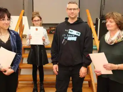 Rabea Determann, Heidi Wefer, Dennis Kittel (stellvertretend f&uuml;r Bernd Bultmann) und Almuth Wefer (von links) haben den Schreibwettbewerb gewonnen.