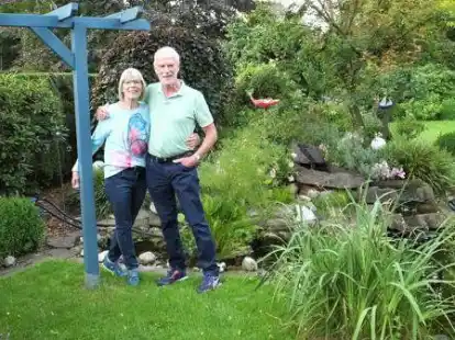 Gesine und J&uuml;rgen Reinstrom in ihrem Garten