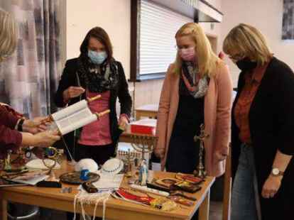 Mobile Sprachwerkstatt: 40 Kinderg&auml;rten und eine Grundschule aus den Landkreisen Cloppenburg und Vechta starten in ein Leihsystem mit Sprachboxen zu vielen verschiedenen Themen.