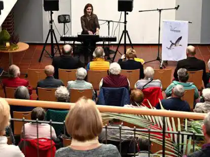 Stimmungsvoller Auftakt der 7. &bdquo;Grode Plattd&uuml;&uuml;tsche Week&ldquo; im Rathaus Ganderkesee. Mit ihrem Programm &bdquo;Plattdeutsch.Poetisch.Pop&ldquo; er&ouml;ffnete die Huderin Sabine Hermann die vom 10. bis 16. Oktober dauernde Woche rund ums Plattdeutsche in Ganderkesee.