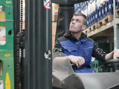 Im Trockenlager sortiert Adrian G&uuml;ntert Getr&auml;nkekisten in die Regale ein.