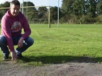 Zeigt den zerst&ouml;rten Platz: Frank Kleemann (1. Vorsitzender des SV Gehlenberg/Neuvrees)