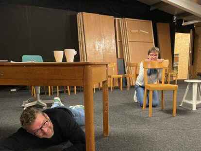 Michael Niendieker und Elke Groenewold spielen im Januar oder Februar auf der B&uuml;hne des Haxtumer Speichers in Aurich das St&uuml;ck &bdquo;Twee as Bonnie und Clyde&ldquo;.