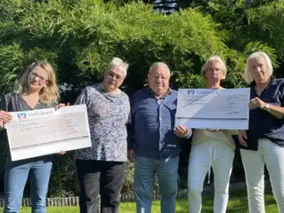 Spenden&uuml;bergabe durch Familie Rudolph (v.l.): Vanessa Bohlen, Karin und Gernold Rudolph, Anja Gloystein und Jutta Onkes.