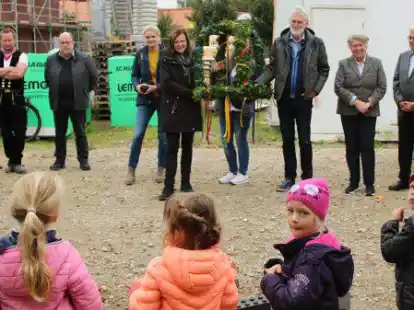 Die IHR-Stiftung von Ingrid und Hanj&ouml; Rick (rechts) hat am Donnerstag Richtfest f&uuml;r ein Wohnhaus mit acht Wohneinheiten f&uuml;r alleinerziehende Eltern gefeiert. Die Richtkrone &uuml;berbrachten Josef Wolking und Rita Berndmeyer. Die Kinder des Kindergartens St. Josef (vorne) waren f&uuml;r die k&uuml;nstlerische Gestaltung der kleinen Zeremonie zust&auml;ndig.