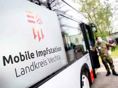 Die Aufschrift &bdquo;Mobile Impfstation&ldquo; steht auf dem so genannten Impfbus des Landkreises Vechta, einem umfunktionierten Linienbus.