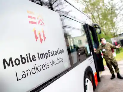 Die Aufschrift &bdquo;Mobile Impfstation&ldquo; steht auf dem so genannten Impfbus des Landkreises Vechta, einem umfunktionierten Linienbus.