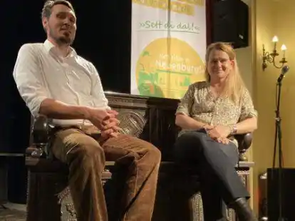 Cai-Olaf Wilgeroth und Anja H&auml;nisch auf der Sitztruhe, auf der die Neuenburger bald Platz nehmen k&ouml;nnen, um den Satz zu komplettieren: &bdquo;Ich sitze in Neuenburg, weil ...&ldquo;.