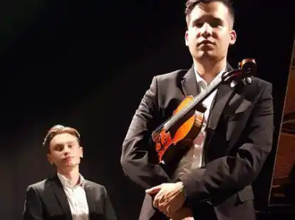 Taras Zdaniuk auf der Violine und Yuriy Kozar am Fl&uuml;gel begeisterten das Publikum bei ihrem Konzert in der Aula des Gymnasiums.