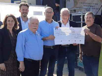 Rund 50.000 Euro wurden im Rahmen einer Helferfete an Dernaus B&uuml;rgermeister Alfred Sebastian &uuml;bergeben.