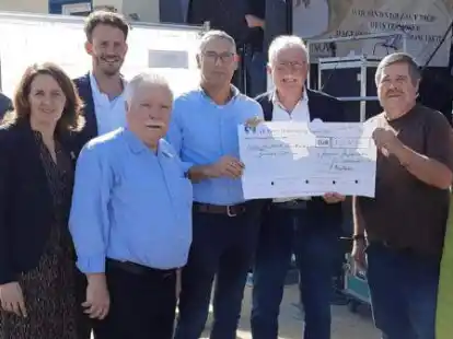 Rund 50.000 Euro wurden im Rahmen einer Helferfete an Dernaus B&uuml;rgermeister Alfred Sebastian &uuml;bergeben.