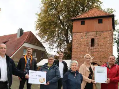 5000 Euro von der Johann B&uuml;nting-Stiftung f&uuml;r den Verein Kinderlachen Oldenburg (von links): Peter Detmers, Ralph Heseding, Annegrit Moje, Tobias Tadken, Ulrike Noel, Sara Skopyrla und Horst H&auml;user.