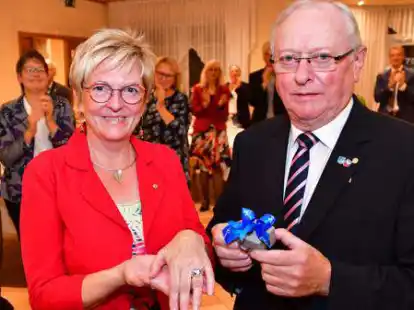 Festakt: Vom Ratsvorsitzenden Gerd Brand erh&auml;lt B&uuml;rgermeisterin Alice Gerken zum Ende ihrer 15-j&auml;hrigen Amtszeit den Ehrenring der Gemeinde Ganderkesee.