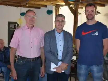 Info auf der Diele: August Crone (v.l.), Heinz Bosse und Matthias Crone informierten die Gruppe Mann &uuml; 60 &uuml;ber die Putenhaltung.