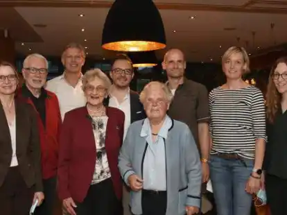 Der Vorstand mit den &auml;ltesten Besuchern (v.l.): Annette Ovelg&ouml;nne-Jansen, G&uuml;nter Kannen, Frank Ammerich, Anneliese Grieshop (Abi 1948),  Mutlu G&ouml;zl&uuml;kaya, Liesel Klinker (Abi 1948),  Andr&eacute; Saborowski, Katrin Thobe und Claudia Grave