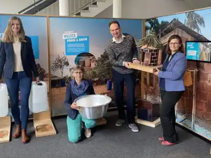 Die Verantwortlichen f&uuml;r die Ausstellung demonstrieren Ma&szlig;nahmen zur Selbsthilfe (von links): Christina Barilaro, Kirsten Preuss (Landesmuseum), Marc Tornow und May Evers (Plan International)